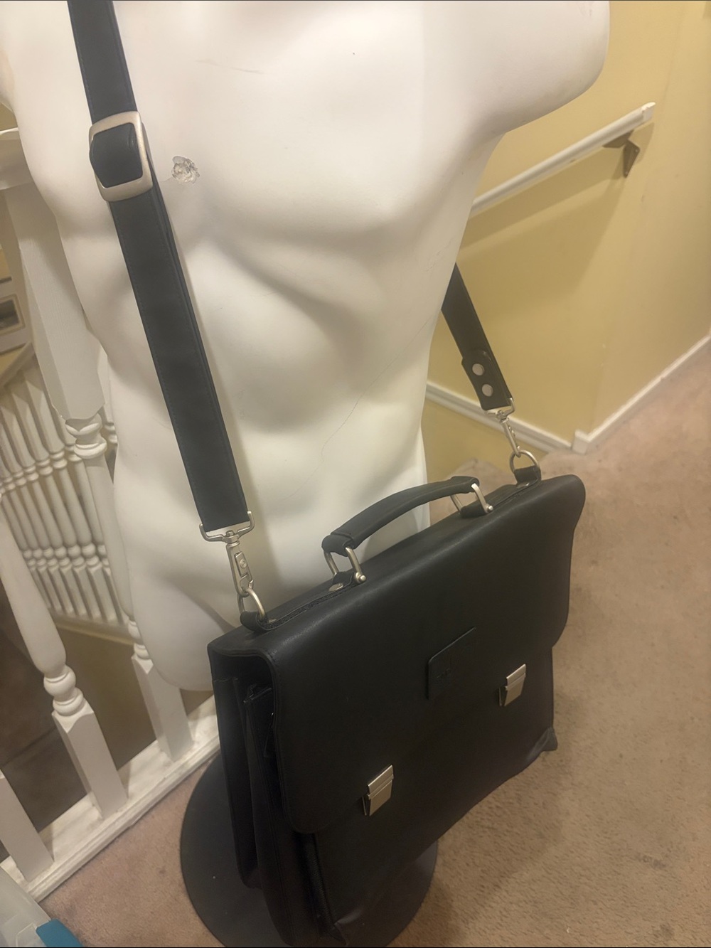 Source Unknown Black Leather Men's Briefcase with Adjustable Shoulder Strap